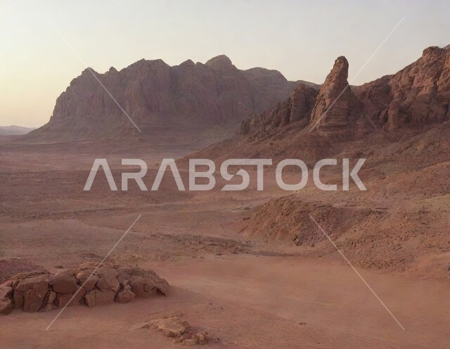 سلسلة الجبال والتكوينات والتشكلات الصخرية في القمم العالية في صحاري المملكة العربية السعودية، أماكن سياحية تاريخية أثرية قديمة في بلدة العلا القديمة، المرتفعات والقمم الجبلية والمنحدرات الطبيعية، الرمال الذهبية الناعمة