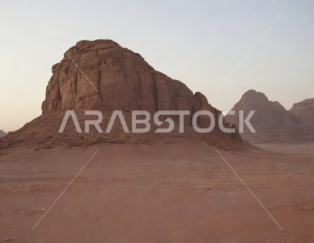 سلسلة الجبال والتكوينات والتشكلات الصخرية في القمم العالية في صحاري المملكة العربية السعودية، أماكن سياحية تاريخية أثرية قديمة في بلدة العلا القديمة، المرتفعات والقمم الجبلية والمنحدرات الطبيعية، الرمال الذهبية الناعمة