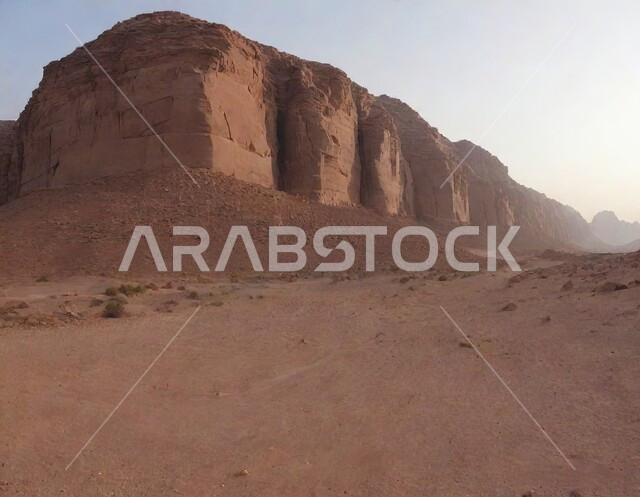 سلسلة الجبال والتكوينات والتشكلات الصخرية في القمم العالية في صحاري المملكة العربية السعودية، أماكن سياحية تاريخية أثرية قديمة في بلدة العلا القديمة عند غروب الشمس، المرتفعات والقمم الجبلية والمنحدرات الطبيعية، الرمال الذهبية الناعمة