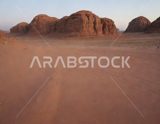 سلسلة الجبال والتكوينات والتشكلات الصخرية في القمم العالية في صحاري المملكة العربية السعودية، أماكن سياحية تاريخية أثرية قديمة في بلدة العلا القديمة، المرتفعات والقمم الجبلية والمنحدرات الطبيعية، الرمال الذهبية الناعمة