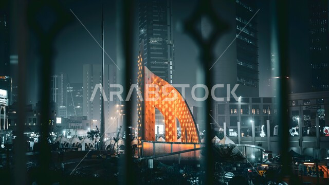 التقدم والنمو العمراني للمباني والمنشآت السكنية والتجارية، التصميم الهندسي المعماري على الطراز الحديث للأبراج وناطحات السحاب في مدينة الكويت ليلا، المعالم السياحية والواجهة الحضارية في دولة الكويت