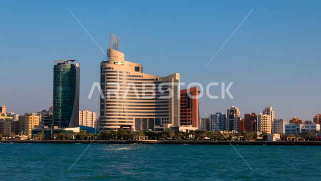 فندق سيمفوني ستايل في الكويت، النمو والتطور العمراني على ساحل الخليج العربي، الواجهة السياحية البحرية، الفن الهندسي المعماري للأبراج وناطحات السحاب، جذب واستقطاب السياح من انحاء العالم, الاشجار والنباتات الخضراء المحيطة بشاطئ البحر