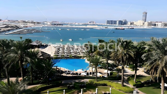 الفن الهندسي المعماري لتصميم منتجع وملاهي لو ميريديان شاطئ الميناء السياحي في دولة الامارات العربية المتحدة، الفنادق والمنتجعات السياحية الفاخرة في مدينة دبي على ساحل الخليج العربي، اماكن ومعالم جذب سياحي مشهورة، الاهتمام بزراعة اشجار النخيل