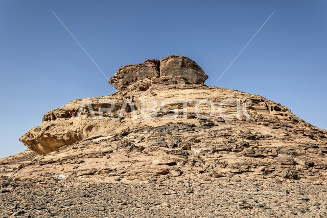 المعالم التاريخية الأثرية القديمة في المملكة العربية السعودية، القمم والمرتفعات الجبلية في المناطق الصحراوية,  التكوينات والتشكيلات الصخرية الطبيعية على هضبة الدينة في الدودامي