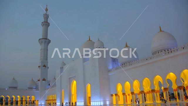 مفهوم العبادة والتقرب من الله تعالى, معالم وأماكن اسلامية مقدسة, الفن الهندسي المعماري لبناء المساجد في الامارات العربية المتحدة, مسجد الشيخ زايد بن سلطان آل نهيان المبني على الطراز الاسلامي الحديث في أبوظبي, نداء المسلمين لأداء العبادات والفرائض