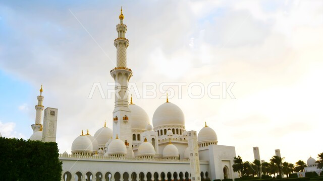 التطور والتقدم العمراني الاماراتي, نداء المسلمين لأداء العبادات والفرائض, مفهوم العبادة والتقرب إلى الله تعالى, معالم اسلامية مقدسة, الفن الهندسي المعماري لبناء القبب والمآذن في مساجد الامارات, مسجد الشيخ زايد الكبير المبني على الطراز الاسلامي الحديث في أبوظبي