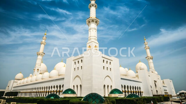 الهندسة المعمارية لبناء المساجد في الامارات العربية المتحدة, معالم وأماكن اسلامية مقدسة في النهار, نداء المسلمين لأداء العبادات والفرائض, مبنى مسجد الشيخ زايد بن سلطان آل نهيان في إمارة أبوظبي, مفهوم العبادة والتقرب إلى الله تعالى