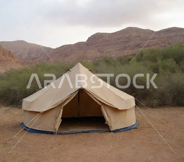سلسلة الجبال والتكوينات والتشكلات الصخرية، مخيمات سياحية في المناطق البرية، خيمة بدوية شعبية وسط الرمال في وقت النهار، التخييم في صحاري المملكة العربية السعودية، نمو الأشجار والنباتات الشوكية في المناطق الصحراوية، الجو القاسي والجاف
