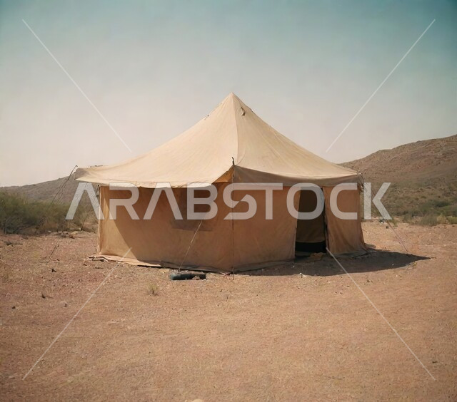 سلسلة الجبال والتكوينات والتشكلات الصخرية، مخيمات سياحية في المناطق البرية، خيمة بدوية شعبية وسط الرمال في وقت النهار، التخييم في صحاري المملكة العربية السعودية، نمو الأشجار والنباتات الشوكية في المناطق الصحراوية، الجو القاسي والجاف