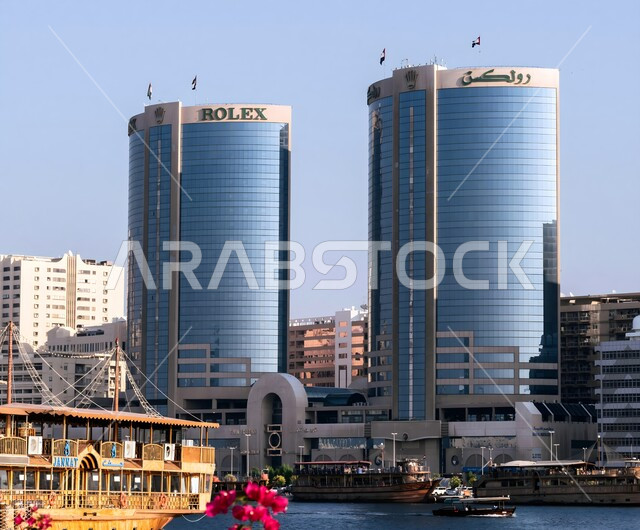 النمو والتقدم العمراني في الإمارات العربية المتحدة، الفن الهندسي المعماري لبناء برجين روليكس التؤام في منطقة الخور على الطراز الحديث، أماكن ومعالم سياحية مشهورة في دبي، جذب واستقطاب السياح من شتى انحاء العالم، الابراج وناطحات السحاب الشاهقة 