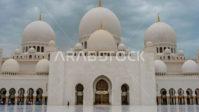 Sheikh Zayed bin Sultan Al Nahyan Mosque built in the modern Islamic style in Abu Dhabi, a call for Muslims to perform worship and duties, the concept of worship and drawing closer to God Almighty, Islamic landmarks and sacred places, the architectural art of building domes and minarets in mosques in the United Arab Emirates