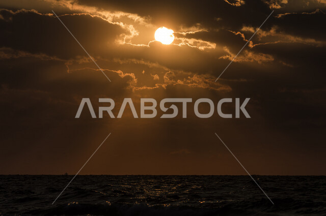 منظر جميل لغروب الشمس من كورنيش جدة بالمملكة العربية السعودية ، جمال الطبيعة الخلابة على ساحل مدينة جدة ، معالم السياحة في المملكة العربية السعودية