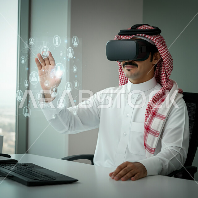استخدام التقنيات الحديثة في الأعمال المكتبية، شاب عربي خليجي سعودي يرتدي الثوب التقليدي والشماغ ونظارات الواقع الافتراضي يقوم بالنقر على الأيقونات الهولوجرامية ثلاثية الأبعاد، محاكاة العالم الخيالي، دمج التكنولوجيا المتطورة مع العمل، مفهوم التحول الرقمي