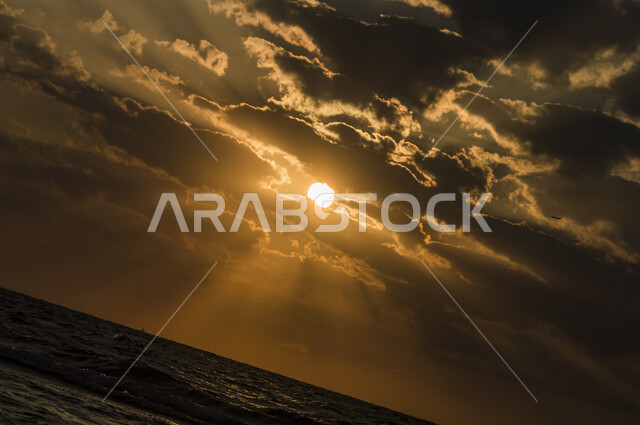 منظر جميل لغروب الشمس من كورنيش جدة بالمملكة العربية السعودية ، جمال الطبيعة الخلابة على ساحل مدينة جدة ، معالم السياحة في المملكة العربية السعودية