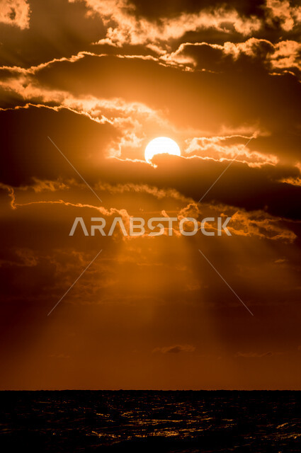 منظر جميل لغروب الشمس من كورنيش جدة بالمملكة العربية السعودية ، جمال الطبيعة الخلابة على ساحل مدينة جدة ، معالم السياحة في المملكة العربية السعودية