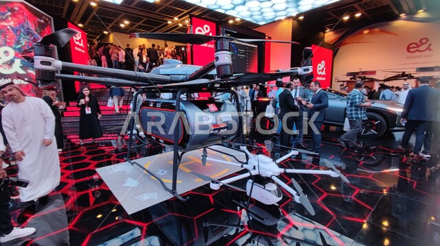 أكبر حدث للشركات المتخصصة والناشئة في مجال تكنولوجيا المعلومات في مركز دبي التجاري العالمي، عرض الصناعات والابتكارات المحلية الوطنية والعالمية، توافد الزوار لرؤية مركبات النقل الطائرة المستقبلية في جناح الاتصالات من معرض جيتكس جلوبال في الإمارات العربية المتحدة