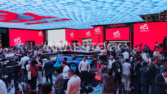 عرض الصناعات والابتكارات المحلية الوطنية والعالمية، توافد الزوار لرؤية مركبات النقل الطائرة المستقبلية في جناح الاتصالات من معرض جيتكس جلوبال في الإمارات العربية المتحدة، أكبر حدث للشركات المتخصصة والناشئة في مجال تكنولوجيا المعلومات في مركز دبي التجاري العالمي