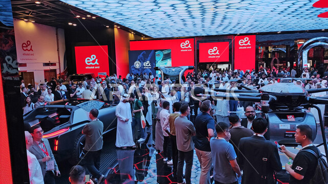 عرض الصناعات والابتكارات المحلية الوطنية والعالمية، توافد الزوار لرؤية مركبات النقل الطائرة المستقبلية في جناح الاتصالات من معرض جيتكس جلوبال في الإمارات العربية المتحدة، أكبر حدث للشركات المتخصصة والناشئة في مجال تكنولوجيا المعلومات في مركز دبي التجاري العالمي