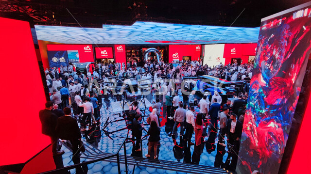 عرض الصناعات والابتكارات المحلية الوطنية والعالمية، توافد الزوار لرؤية مركبات النقل الطائرة المستقبلية في جناح الاتصالات من معرض جيتكس جلوبال في الإمارات العربية المتحدة، أكبر حدث للشركات المتخصصة والناشئة في مجال تكنولوجيا المعلومات في مركز دبي التجاري العالمي