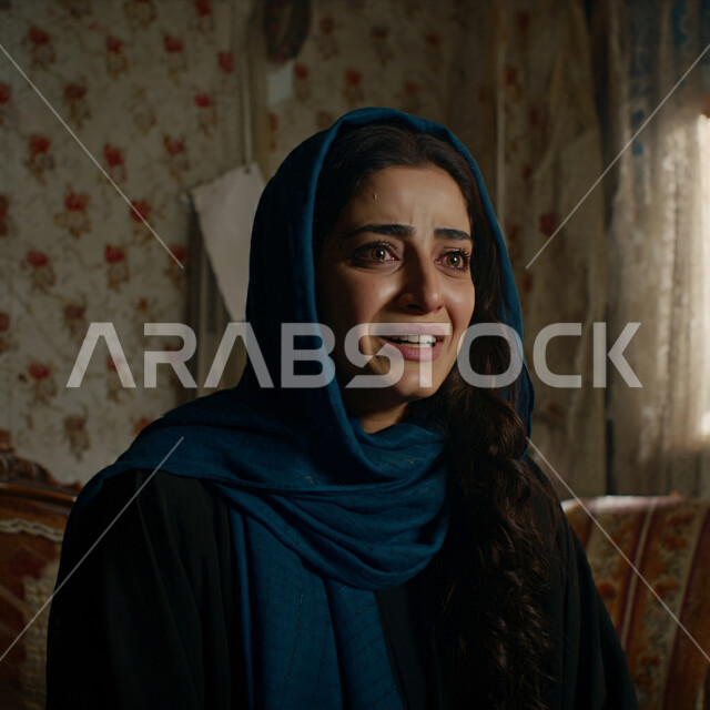 مفهوم القهر والخسارة، الندم والحسرة على شيء ما، صورة مقربة لامرأه عربيه خليجيه سعوديه محجبة ترتدي عباءة تنظر الى مكان ما بإيماءات تدل على البكاء والحزن، الشعور بالإنزعاج والخذلان