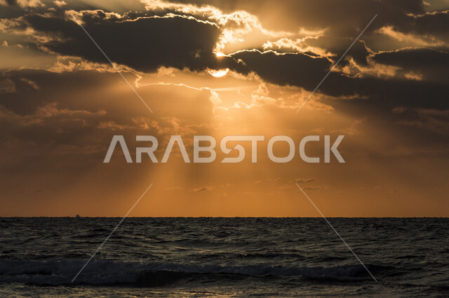 منظر جميل لغروب الشمس من كورنيش جدة بالمملكة العربية السعودية ، جمال الطبيعة الخلابة على ساحل مدينة جدة ، معالم السياحة في المملكة العربية السعودية