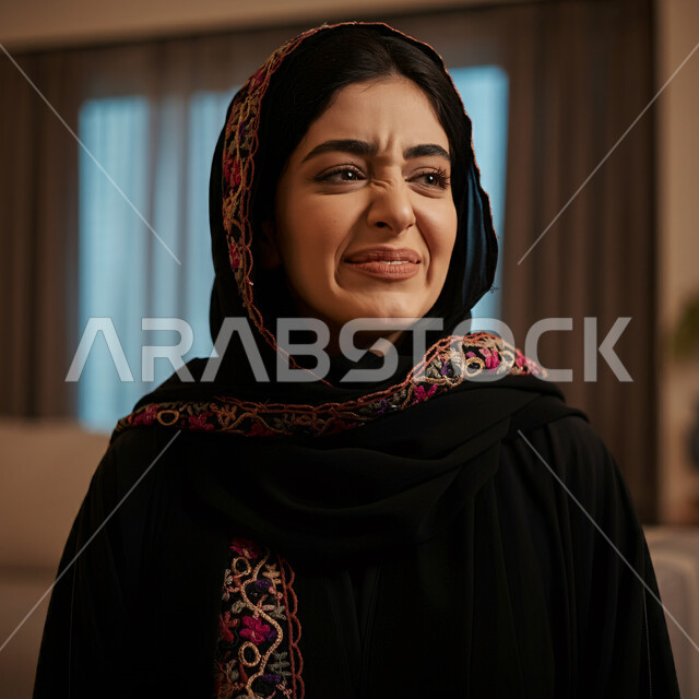 الشعور بالإنزعاج والخذلان، مفهوم القهر والخسارة، الندم والحسرة على شيء ما، صورة مقربة لامرأه عربيه خليجيه سعوديه محجبة ترتدي عباءة تنظر الى مكان ما بإيماءات تدل على البكاء والحزن