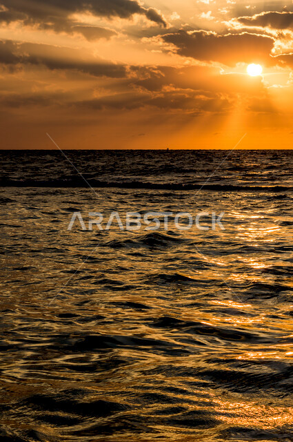 منظر جميل لغروب الشمس من كورنيش جدة بالمملكة العربية السعودية ، جمال الطبيعة الخلابة على ساحل مدينة جدة ، معالم السياحة في المملكة العربية السعودية