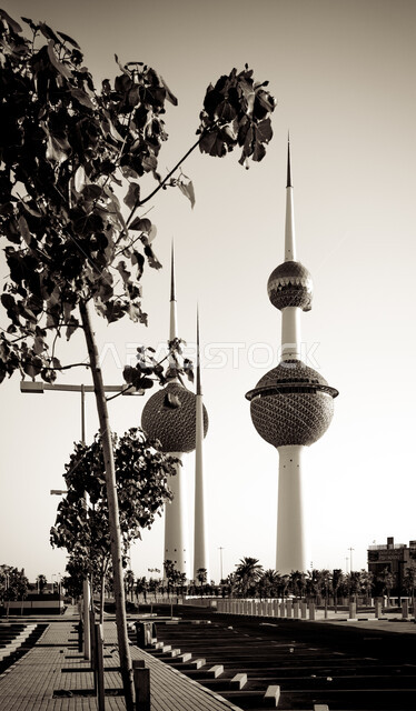 الفن الهندسي المعماري في بناء ناطحات السحاب المشهورة، صورة لأبراج الكويت في منطقة رأس عجوزة باللونين الأبيض والأسود, معالم وأماكن سياحية بارزة في الكويت، التطور والتقدم العمراني على الطراز الحديث للمباني, الطرق والشوارع الاسفلتية المعبدة