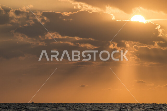 منظر جميل لغروب الشمس من كورنيش جدة بالمملكة العربية السعودية ، جمال الطبيعة الخلابة على ساحل مدينة جدة ، معالم السياحة في المملكة العربية السعودية