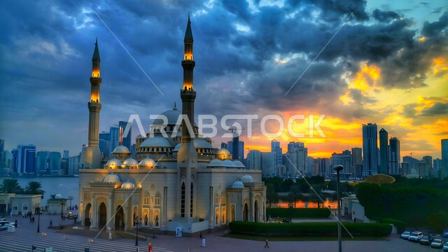  أماكن نداء المسلمين لاداء الصلاة، الاجواء الشتوية في الامارات العربية المتحدة، منظر السماء الممتلئة بالغيوم، مفهوم العبادة والطاعة والتقرب الى الله، الفن الهندسي المعماري لبناء مسجد النور باللون الأبيض في الشارقة، القبب والمآذن على الطراز العربي الإسلامي