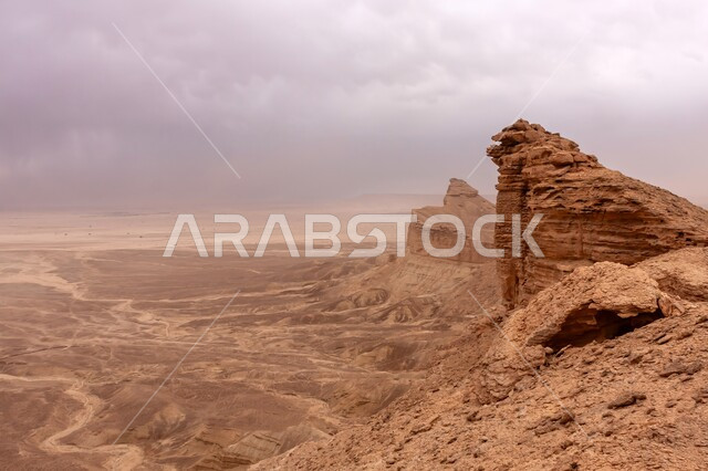 معالم طبيعية أثرية سياحية في المملكة العربية السعودية، الطبيعة الصحراوية والتضاريس والقمم الجبلية، سلاسل الجبال في محافظة نجد السفلى، التكوينات والتشكلات الصخرية في صحراء مدينة الرياض، تشكل الكثبان والتلال الرملية، خلفية الطبيعة