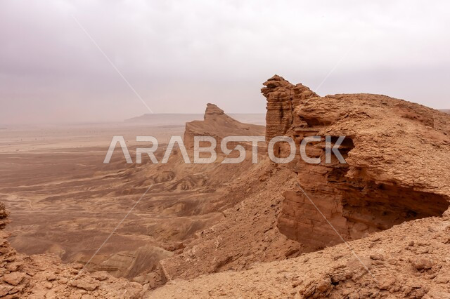 الطبيعة الصحراوية والتضاريس والقمم الجبلية، معالم طبيعية أثرية سياحية في المملكة العربية السعودية، سلاسل الجبال في محافظة نجد السفلى، التكوينات والتشكلات الصخرية في صحراء مدينة الرياض، تشكل الكثبان والتلال الرملية، خلفية الطبيعة