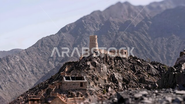 سلسلة الجبال والتشكلات والتكوينات الصخرية في القمم العالية في المناطق الجبلية، أماكن سياحية أثرية تاريخية في الشارقة، المرتفعات والقمم الجبلية والمنحدرات الطبيعية في صحاري الامارات العربية المتحدة