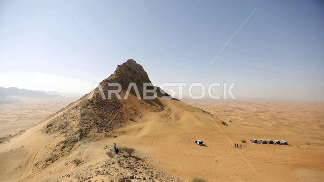 الاستكشاف الحضاري والتجول عبر الطبيعية الصحراوية في الشارقة، أماكن مغامرات السفاري على الرمال الذهبية الناعمة، سلسلة الجبال والتشكلات والتكوينات الصخرية في القمم العالية في المناطق الصحراوية
