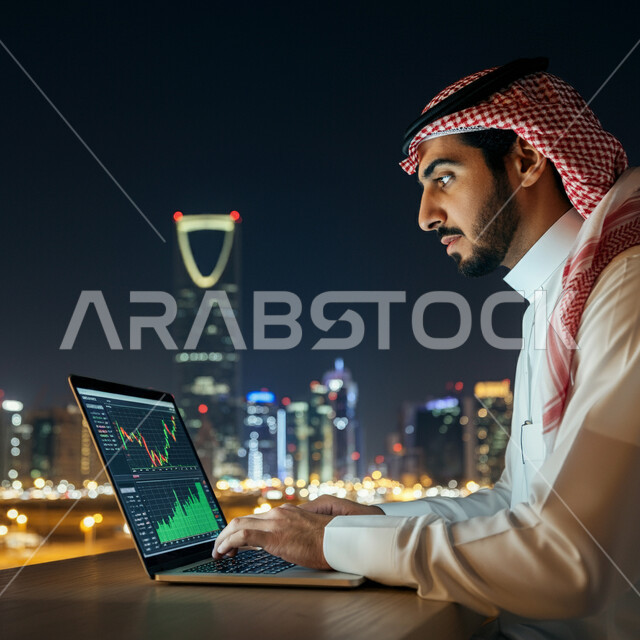 مهن ووظائف إدارية في المملكة العربية السعودية، صورة مقربة من الجانب لرجل عربي خليجي سعودي يرتدي الشماغ و الثوب التقليدي يتابع البورصة من خلال الحاسوب المحمول، صعود ونزول البورصة المالية، استخدام الأجهزة والتقنيات الحديثة المتطورة، الاستثمار المالي والاقتصادي