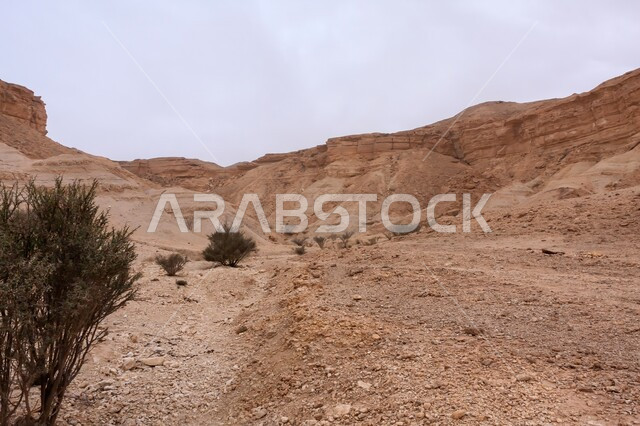 القمم والمرتفعات والسلاسل جبلية في السعودية، الوديان والمنحدرات في منطقة نجد في النهار، التكوينات والتشكيلات الصخرية الطبيعية، الأماكن والمعالم السياحية في المملكة