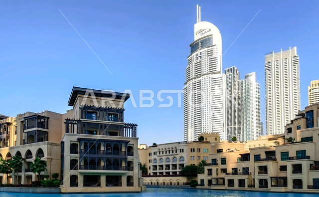 ميناء خور دبي في المدينة السياحية في النهار, الواجهة المائية والترفيهية في دولة الإمارات, الفن الهندسي المعماري لمبنى كريك هاربور في امارة دبي, أماكن السياحة والاستثمار والتجارة المشهورة, التطور والتقدم العمراني للابراج وناطحات السحاب الاماراتية