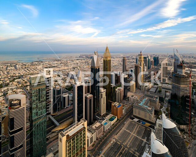 الفن الهندسي المعماري لبناء الفنادق السياحية على الطراز الحديث، المباني والمنشأت التجارية والسكنية في دبي، أماكن ومعالم جذب واستقطاب السياح من شتى انحاء العالم, النمو والتقدم العمراني الاماراتي, الابراج وناطحات السحاب في الامارات العربية المتحدة