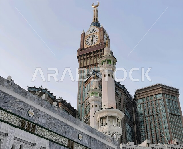 معالم وأماكن اسلامية مقدسة مشهورة, الفن الهندسي المعماري لمبنى برج الساعة الملكي المبني على الطراز الحديث والمتطور في مكة المكرمة في المملكة العربية السعودية, ناطحات السحاب والفنادق المحيطة بالحرم المكي