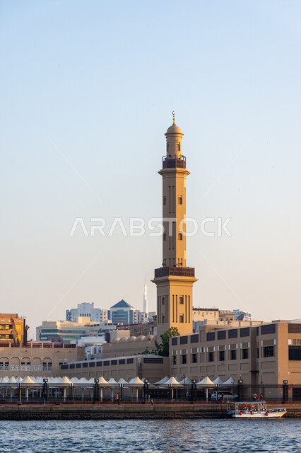 The concept of worship and drawing closer to God, a mosque in the Khor area of ​​Dubai during the day, the architectural art of building mosques in the Arab-Islamic style in the United Arab Emirates, a call for Muslims to perform religious duties and prayers