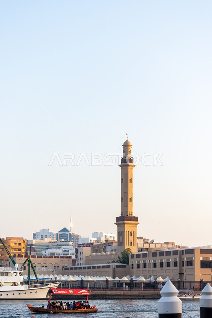 نداء المسلمين لأداء الفرائض الدينية والصلوات, مفهوم العبادة والتقرب إلى الله, مسجد في منطقة خور في مدينة دبي نهارا, الفن الهندسي المعماري لبناء المساجد على الطراز العربي الإسلامي في الإمارات العربية المتحدة