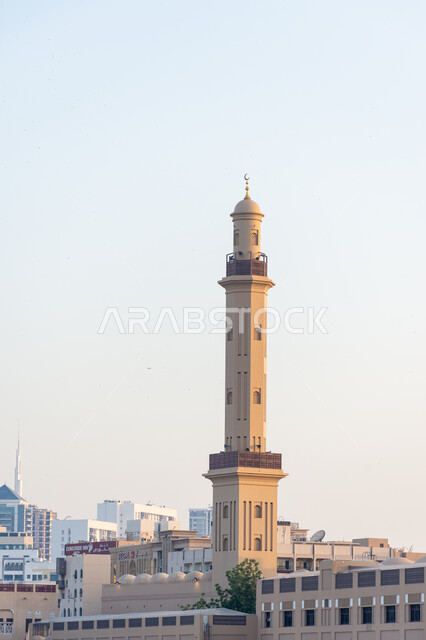 مسجد في منطقة خور في مدينة دبي نهارا, الفن الهندسي المعماري لبناء المساجد على الطراز العربي الإسلامي في الإمارات العربية المتحدة, نداء المسلمين لأداء الفرائض الدينية والصلوات, مفهوم العبادة والتقرب إلى الله
