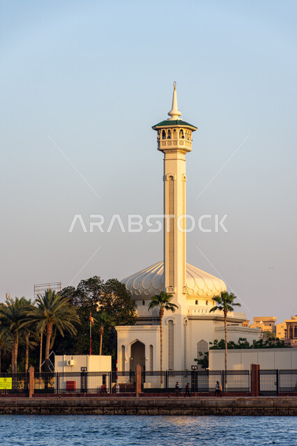 مسجد الفاروق عمر بن الخطاب في منطقة بر دبي, الفن الهندسي المعماري لبناء المساجد على الطراز العربي الإسلامي في الإمارات العربية المتحدة, نداء المسلمين لأداء الفرائض الدينية والصلوات, مفهوم العبادة والتقرب إلى الله