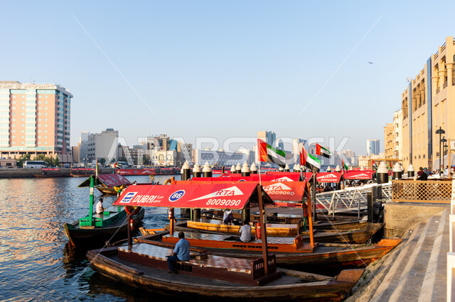 جذب واستقطاب السائحين من أنحاء العالم, قوارب العبرة التراثي لعبور السياح والمسافرين طرفي خور دبي, النقل البحري في الإمارات العربية المتحدة, الجولات والرحلات البحرية الترفيهية, المعالم والأماكن السياحية الساحلية المشهورة