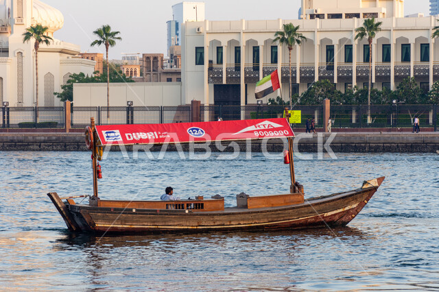 قارب العبرة التراثي لعبور السياح والمسافرين طرفي خور دبي، النقل البحري في الإمارات العربية المتحدة، الجولات والرحلات البحرية الترفيهية، المعالم والأماكن السياحية الساحلية المشهورة, جذب واستقطاب السائحين من أنحاء العالم