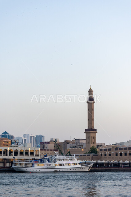 نداء المسلمين لأداء الفرائض والصلوات, مسجد في منطقة بر دبي مطل على البحر بمدينة دبي، الفن الهندسي المعماري لبناء المساجد على الطراز العربي الإسلامي في الإمارات العربية المتحدة, مفهوم العبادة والتقرب إلى الله