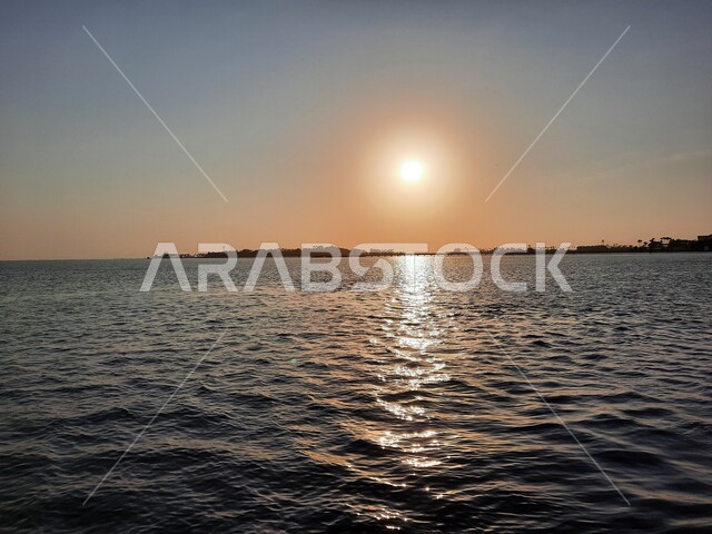 شاطئ البحر الأحمر في وقت الغروب، المناظر الطبيعية في مدينة جدة بالمملكة العربية السعودية، اماكن سياحية ترفيهية، جذب واستقطاب السياح، خلفية الطبيعة