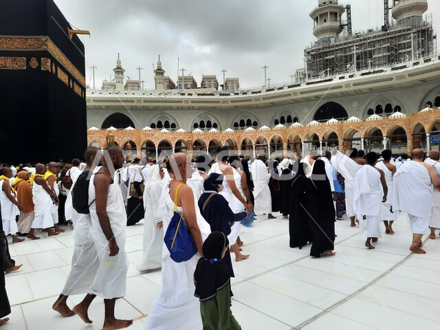 حجاج بيت الله الحرام يطوفون حول الكعبة المشرفة في ساحات الحرم المكي الشريف في مكة المكرمة، العبادة والتقرب إلى الله، أماكن ومعالم دينية إسلامية مقدسة في المملكة العربية السعودية، قدوم المسلمين من شتى انحاء العالم لأداء مناسك الحج والعمرة