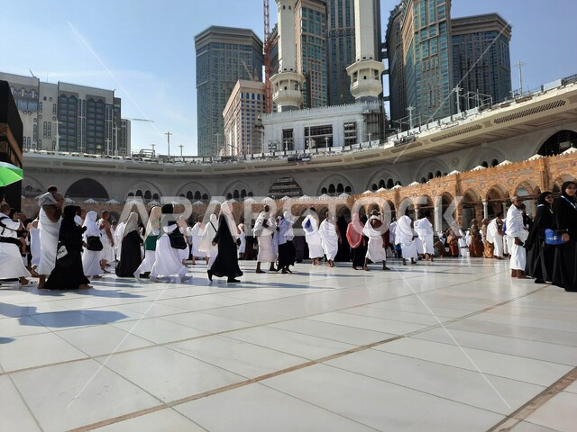 حجاج بيت الله الحرام يطوفون حول الكعبة المشرفة في ساحات الحرم المكي الشريف في مكة المكرمة، العبادة والتقرب إلى الله، أماكن ومعالم دينية إسلامية مقدسة في المملكة العربية السعودية، قدوم المسلمين من شتى انحاء العالم لأداء مناسك الحج والعمرة