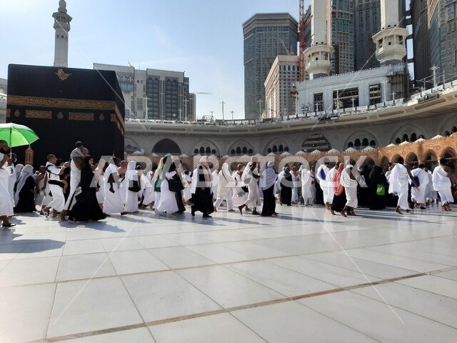 العبادة والتقرب إلى الله، حجاج بيت الله الحرام يطوفون حول الكعبة المشرفة في ساحات الحرم المكي الشريف في مكة المكرمة، أماكن ومعالم دينية إسلامية مقدسة في المملكة العربية السعودية، قدوم المسلمين من شتى انحاء العالم لأداء مناسك الحج والعمرة